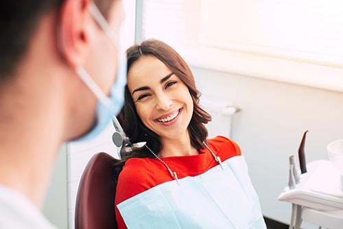 smiling-woman-at-the-dentist