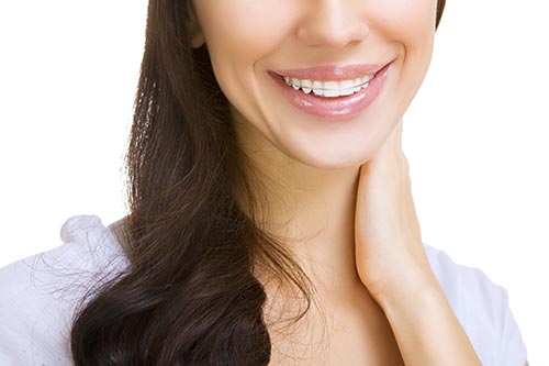 woman-with-straight-teeth-wearing-retainer